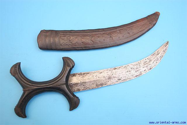 The Beja daggers with the big X shaped handle, sometimes known as Hadendoa or Beni Amer comes from the West South shores of the 10470 red sea.