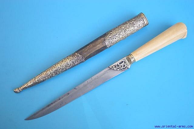 The long curved blade and the strong I shaped grip is characteristic to this class, which was the favored side arm of the Wahabite Arabs from central Arabiya, and which later on spread to all over