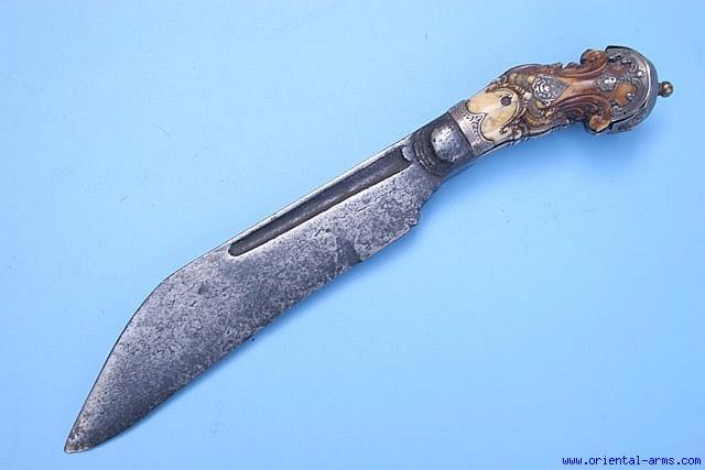 Up for sale is this fine PIHA KAHETTA, the traditional knife of the Sinhalese from Sri-Lanka (Ceylon).