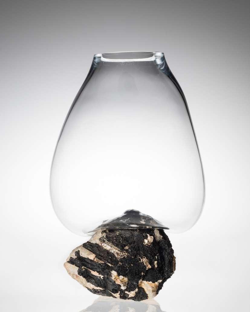 Cristais QUARTZO E TURMALINA vase, 2017 Blownglass, quartz crystal with tourmaline Cristais QUARTZO E TURMALINA vase, 2017 Blownglass, quartz