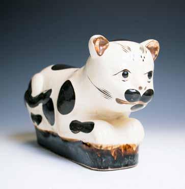 5cm $100-$150 002 十九世纪磁州窑猫形枕 A cat form porcelain pillow with cream and brown glaze, depicting a cat lying on