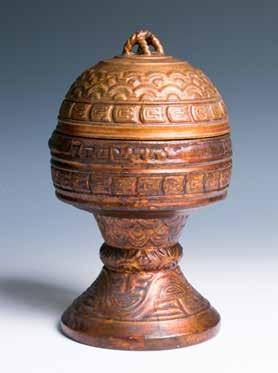 5cm x 41cm without frame $400-$600 010 十九世纪镀金佛教器皿盖豆 A gilt Buddhist vessel, the deep rounded sides