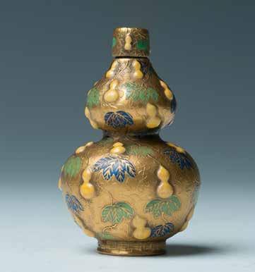 104 葫芦形鼻烟壶 乾隆年制 款 The upper and lower bulb decorated with the double gourds, leaves, and vines, the bottle overall of gold colour, with