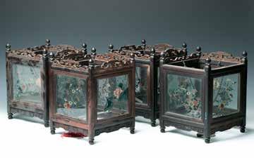 H:28cm $5000-$8000 106 十九世纪出口镜画 花虫 灯笼一组 Each of upright square shape, the wooden frame folding around a central X-form hinged pivot, the