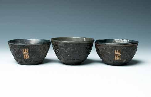 7cm H:5cm $300-$400 119 十八 / 十九世纪银衬里 长寿 椰子杯 A group of three coconut wine cups, the deer Cup of