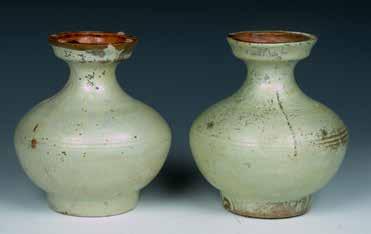 Diam: 14cm $800-$1200 $400-$600 140 汉绿釉罐一对 Each boldly-potted jar moulded around the body with paralleled lines, the waisted neck rising to a wide everted