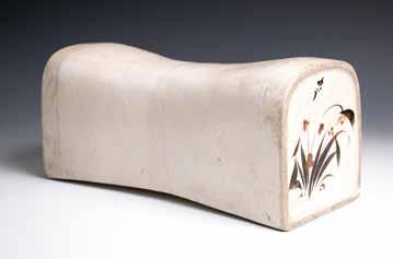 175 北宋至金磁州窑瓷枕 Of rectangular form, with a flattened top, curved inward in the middle, two sides decorated with orchid,