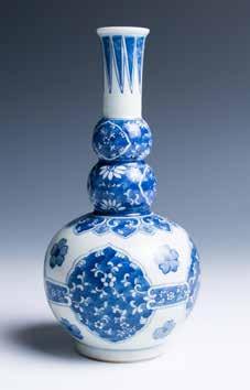 201 出口青花葫芦瓶 大清康熙年制 款 The blue and white porcelain vase of triple-gourd form rising to a long waisted neck, the body