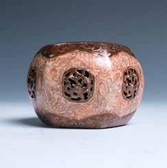 1cm $200-$300 028 清仿木纹鼓式镇纸 Of hexagonal drum shape, pierced around the body with beast symbol and pierced top with 'coin'