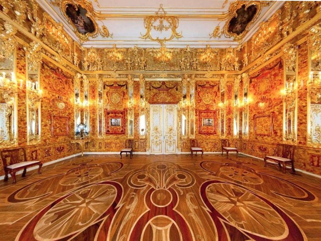 THE AMBER ROOM The story of the Amber Room is mysterious and enigmatic as well as exciting. Some of art connoisseurs call it the Eight Wonder of the World.