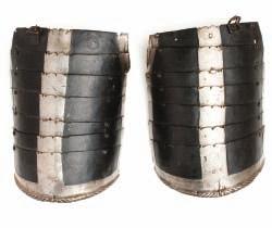213 214 213 A PAIR OF GERMAN TASSETS FROM A BLACK-AND- WHITE INFANTRY HALF ARMOUR, CIRCA 1560-80 each formed of seven articulated lames, embossed with a low vertical central band, the top of each