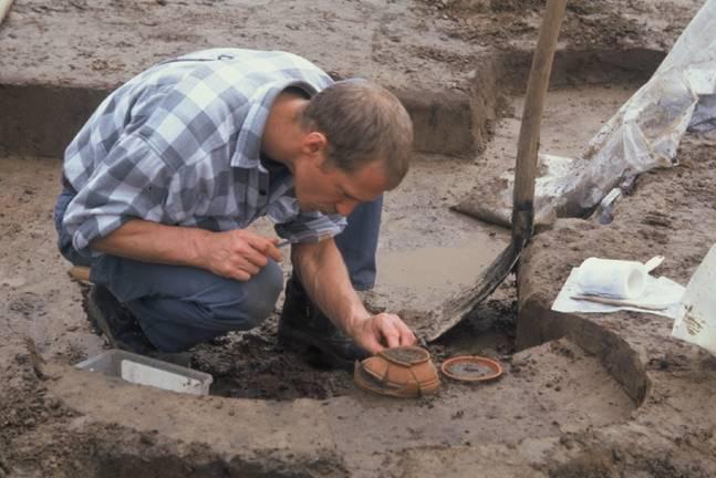 Fig. 1.3. Detailed excavation of a of a burial in southeastern cemetery of the Roman vicus at Tienen-Grijpenveld. Photo author.
