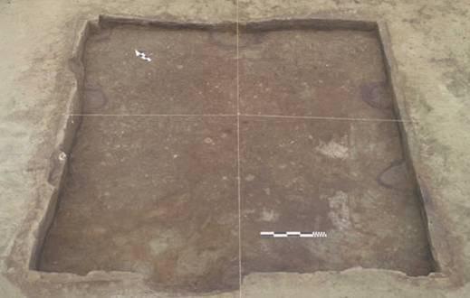 closed with a mass of regional stone blocks (fig. 4.87). After this the mound itself was constructed.