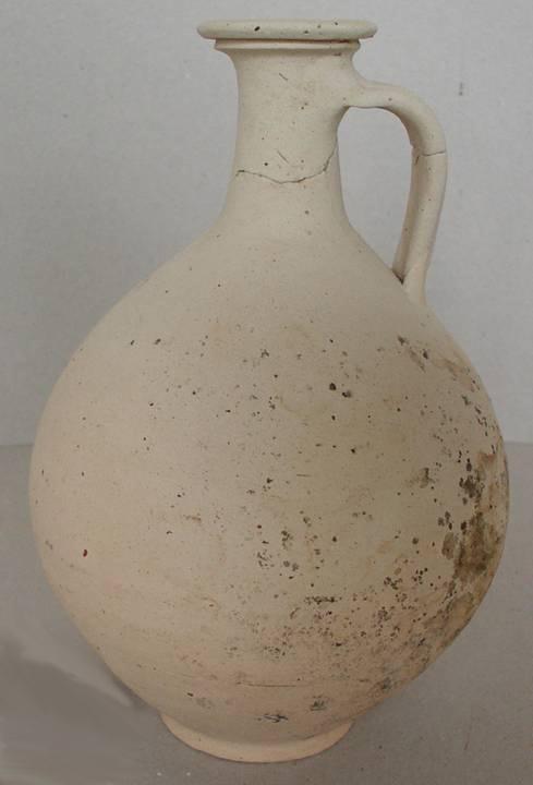 Fig. 5.1. Jug (type KR1) in oxidized ware produced locally in the vicus of Tienen. The cooking pots and bowls in Roman Tienen were produced mostly locally in reduced ware (fig. 5.2 and 87), reflecting Late Iron Age forms.