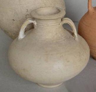gully rim was exclusively produced in oxidized and smoked ware (fig. 5.10), while the majority of the older types (S-shaped) cooking pots are made in reduced ware (fig. 5.2 and 5.3).