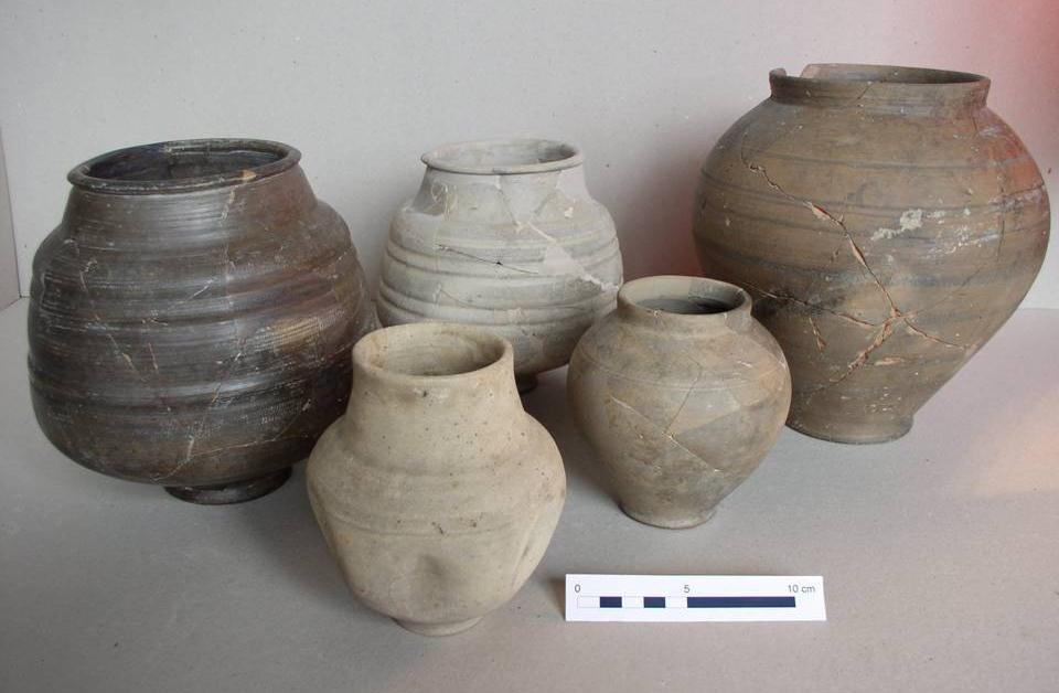 The ceramic assemblage from this phase clearly shows socio-cultural development and elaborate contacts with surrounding areas and with areas further away.