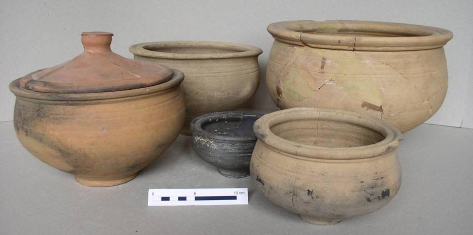 Assortment of cooking pots ( type P 6) produced in the vicus of Tienen. The hand-formed pots from the Ardennes-Eifel area are still quite popular.
