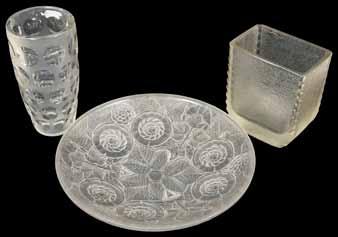 A René Lalique clear frosted glass circular shallow bowl Marguerite pattern