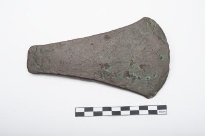 metalworking assemblage, 2150 2000BC, a Migdale axe and a typologically similar Killaha axe which Schmidt and Burgess believe to be a genuine Irish import (1981, 33-35).