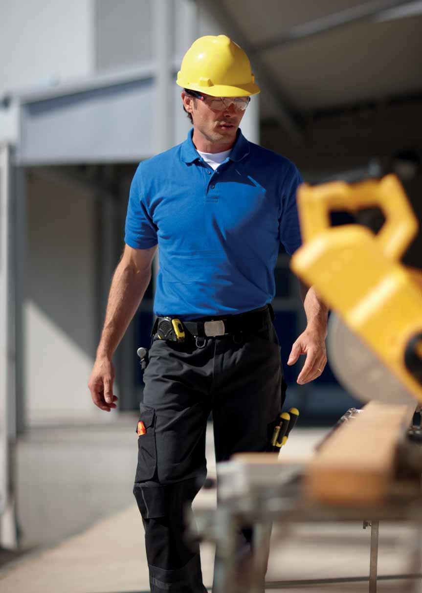 C100 Delta Leg pocket trousers Cargo pockets on the side with a flap secured by snaps. Wide back pockets, one with a stud fastened flap. Durable pockets for knee-pads. Velcro loops for tools.