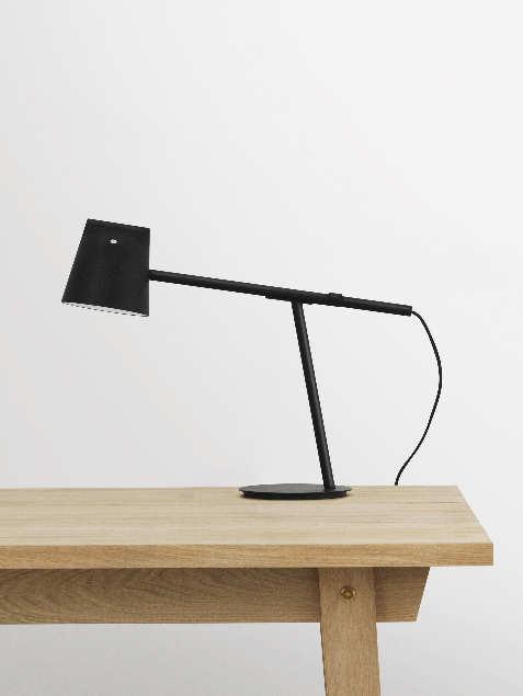 56 Momento The Momento table lamp is the designers Daniel Debiasi and Federico Sandri s idea of a new and simpliied version of the classic ofice lamp.