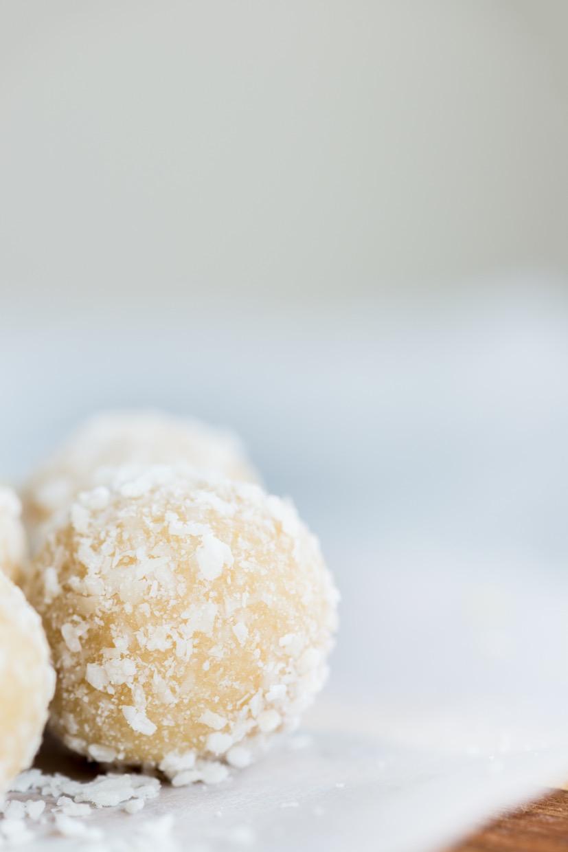 RAW LEMON BLISS BALLS INGREDIENTS 1 cup raw cashews 1 cup desiccated coconut 8 drops of doterra Lemon Oil juice of half a lemon (optional) 1/2 teaspoon concentrated natural vanilla extract pinch of