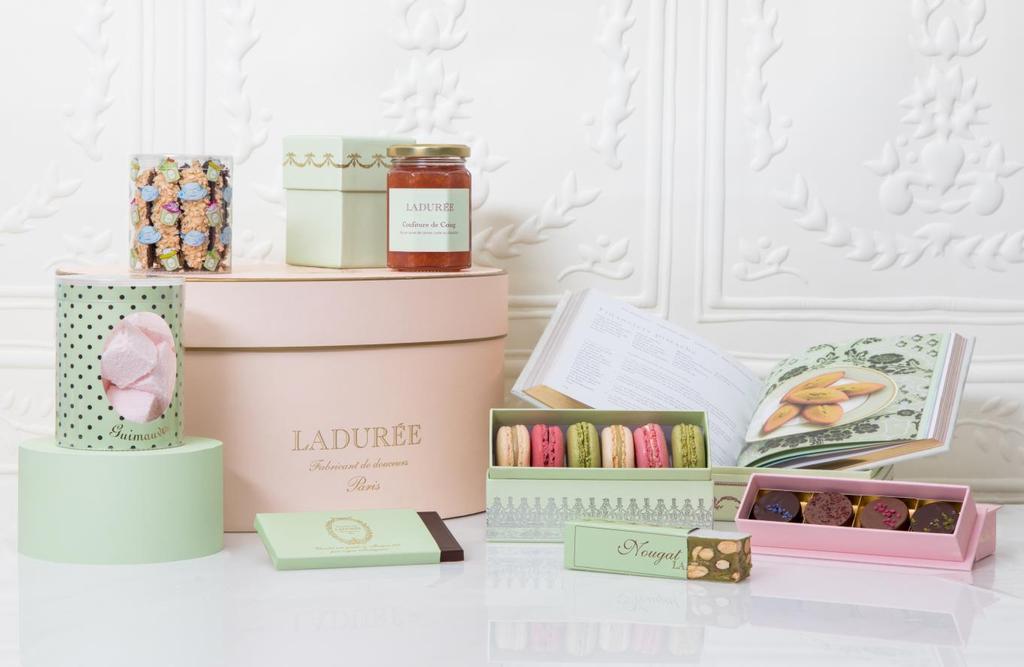 This pink Versailles hamper is filled with: 1 Pink hat box 1 Green gift box Napoleon of 6 assorted macarons 1 Gift box of 4 chocolates Macarons 1 Mini chocolate bar 64% of cocoa 1 Book Ladurée sucré
