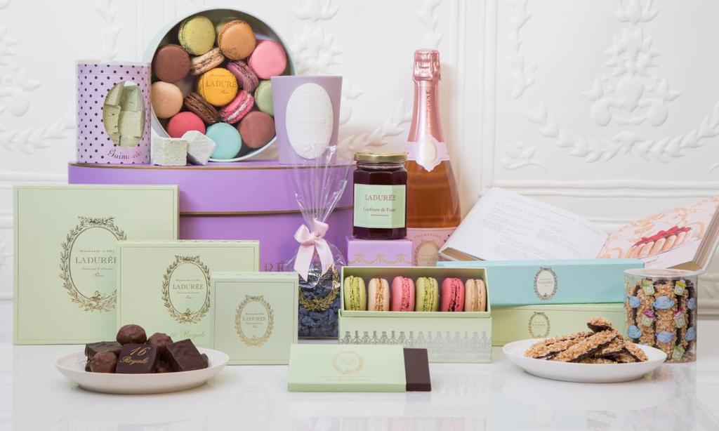 This purple Imperial hamper is filled with: 1 Purple hat box 1 Gift box Cristal of 25 assorted macarons 1 Green gift box Napoleon of 6 assorted macarons 1 Box of biscuits Bâtons de Maréchaux 1 Gift