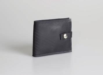 WALLETS TOM DAN Our all-time favourite wallet, Tom is a stretchy, durable wallet that just keep on growing! Notes at back, two card slots that fit many cards, and a large coin purse. Pop-stud closure.