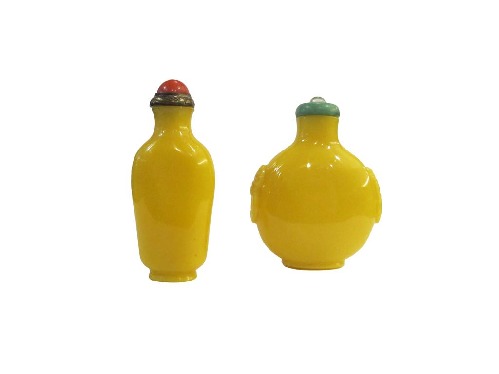Emperor & Empress Life in Yellow Empress A yellow glass snuﬀ bottle of rounded rectangular shape based on a small foot, ﬂared neck.
