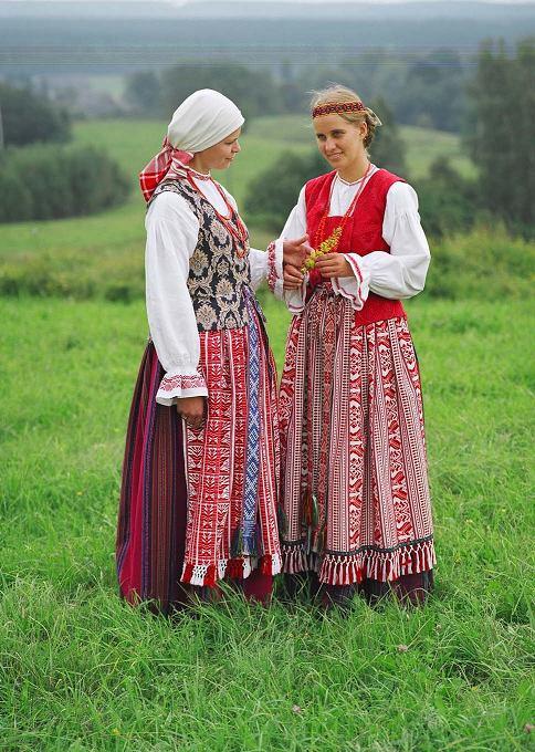 Suvalkija women wore wide, gathered skirts of one main color (dark and rich, such as dark red, blue,