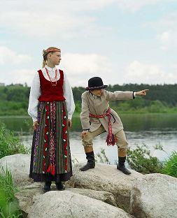 Women's blouses in Suvalkija are distinguishable from those of other regions by their wider sleeves and by