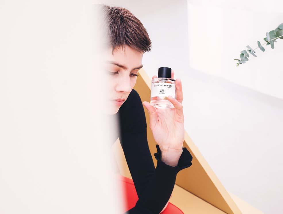 SCENT AS INSPIRATION To let fragrances speak for themselves and to understand scents as inspiration without any campaigns and ornamental prominence: this is the philosophy of FRAU TONIS PARFUM.