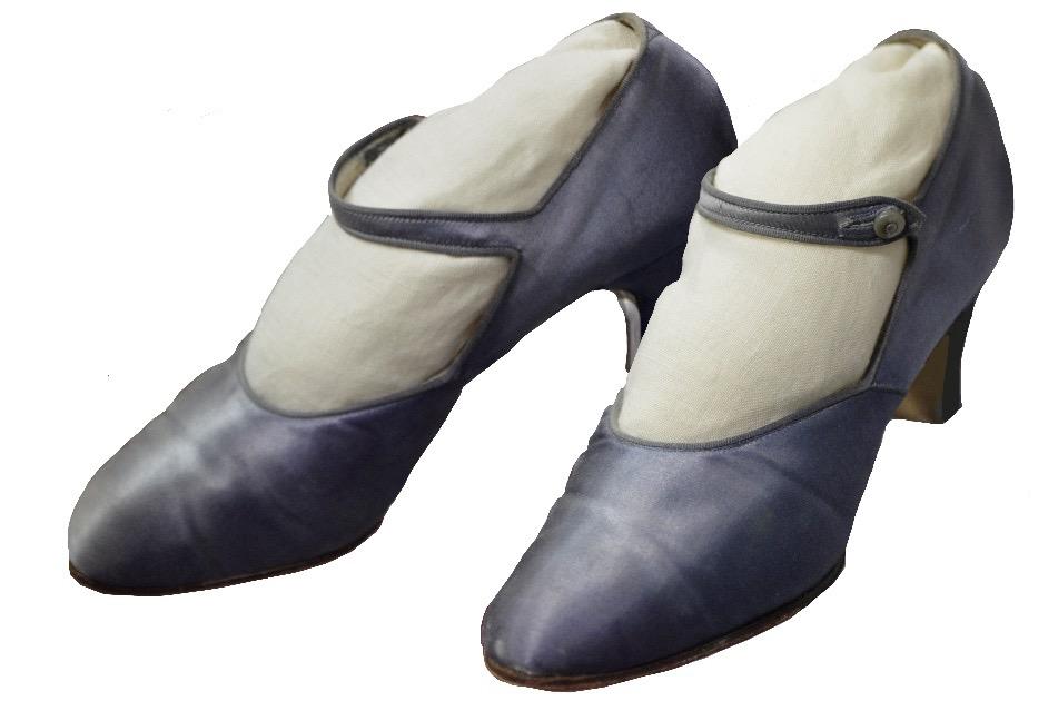 Button bar shoes Early 1930 s, Australia Women s shoes from this era came in a wide array of styles, but certain details made them specific to the 1930 s: decorative perforations, thick straps and