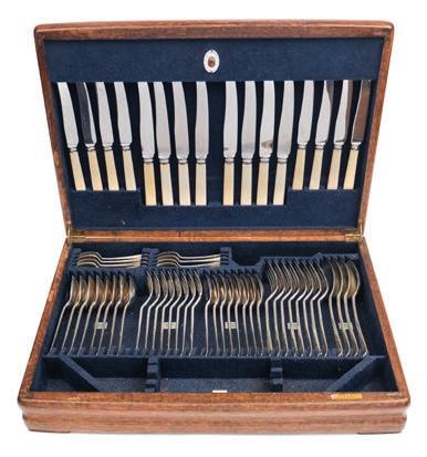 with four extra table forks by the same maker, Sheffield 1975, contained in a light oak canteen, weighable silver 108.77ozs.