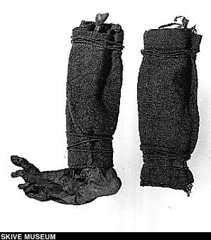 Leg Wraps: As mentioned above in reference to the Tasciovanos coin, it is possible that short trousers would have been combined with leg wraps to cover the calves and lower legs, and perhaps long