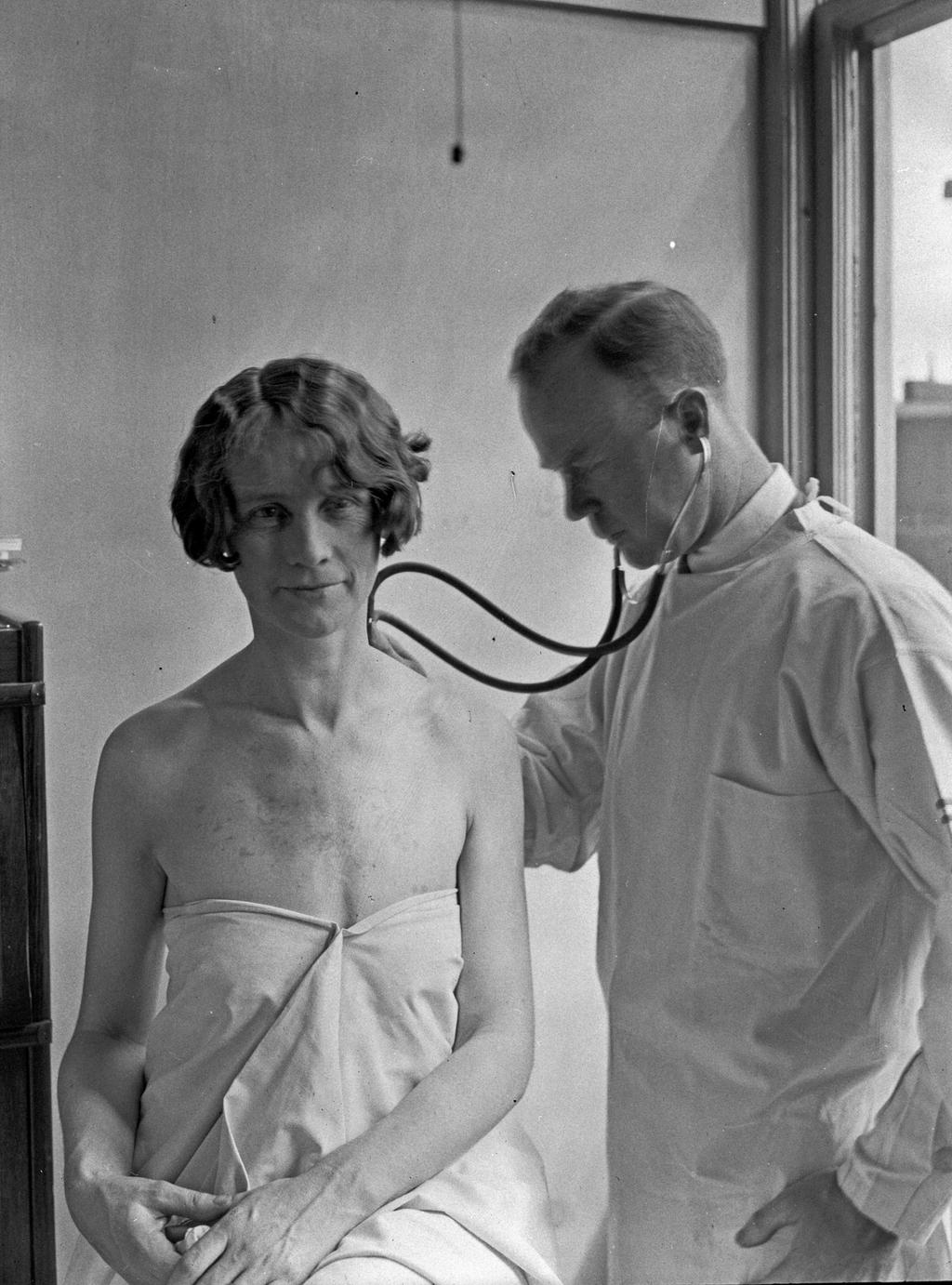 Grove 15 (https://farm4.staticflickr.com/3570/3786098177_8836fc1d53.jpg) This photograph is of a doctor and patient from the 1920s.