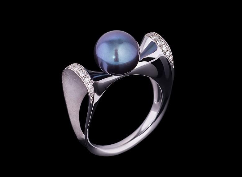 FORMAT 1 Dipped in white gold, this gorgeous ring is a timeless piece of jewelry. Its meticulously done gem-studded shoulders are crowned with a precious pearl in the center.