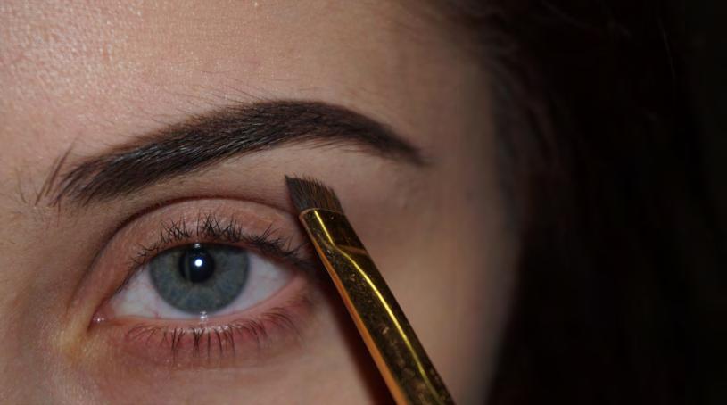 a very sculpted crease, almost like a cut crease thin, rounded brows.