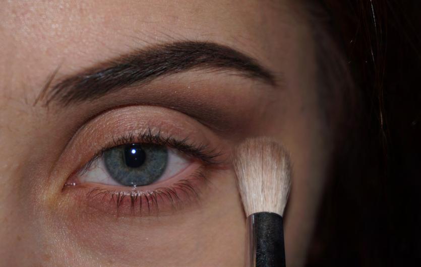 4 cat eye liner Wing your eyeliner and create a cat eye look, then drag