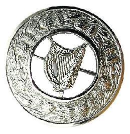 BROOCH SET WITH A CENTRAL IRISH HARP CREST.