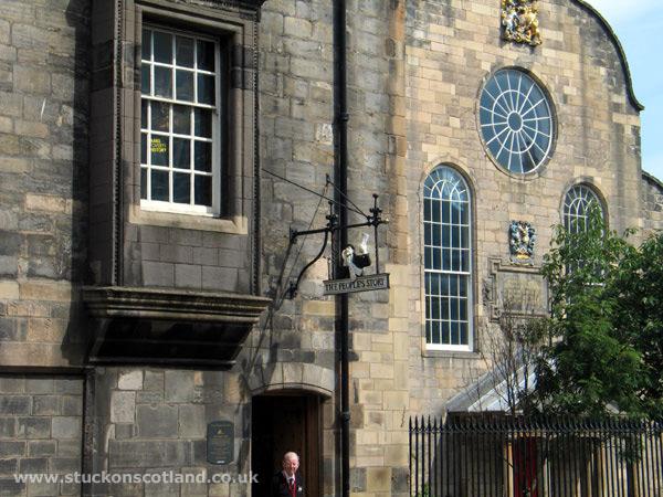 We stopped at the People s Story Museum, housed in the late 16th century Canongate Tolbooth, opposite Huntly