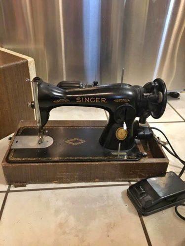 Then there is the interesting. hand crank on it. Hmm. $200. This 15 series machine has a Then there is the out right laughable. At least I laughed. $800 for this Featherweight.