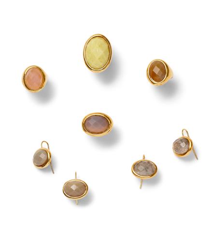 0. CABOCHON GROUP Spring/Summer 9 Signet rings in 6, 7, 8, 9 Small vertical signet ring pictured in rose quartz and orange Botswana agate OVAL-SIGNET-VERT G Large vertical