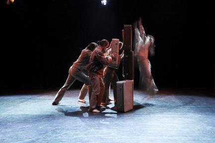 Five ac tors and ten suitcases: At the TTZ Theatre ASOU goes under the direction of Klaus Seewald and the British Martin Welton on a journey, creating out of movement and
