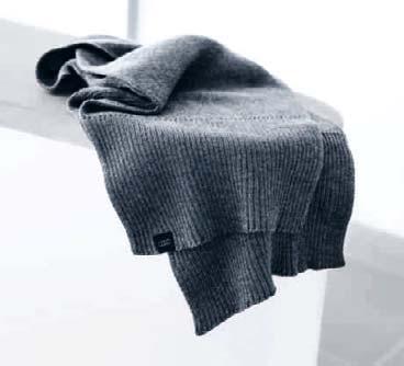 Material: 100 % wool (merino) Sizes: S L 313.17.013.02 04 6 Knitted scarf Grey scarf knitted from merino wool with broad hem and Audi rings branding.