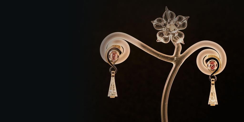 THE JEWELLER PIERRE d ALEXIS designs and creates high end jewellery pieces showcasing exceptional gemstones.