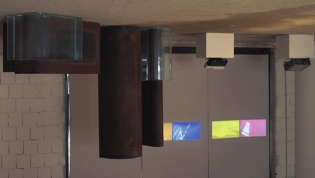 Per gravità, ferro vetro, video proiezioni, dimensioni variabili, 2014.
