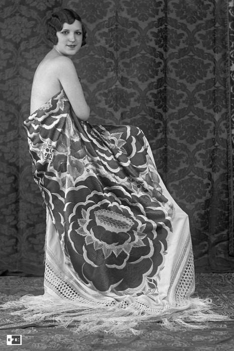 Portrait of a woman with a Mantón de Manila I Madrid, 1932 I EFE I