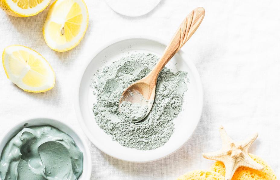 DIY Facial Smoothie Mask Ingredients: 2 cups baby spinach (rich in A vitamins and essential fatty acids) 1 cup diced pineapple (contains bromelain, an enzyme that promotes gentle exfoliation) 1 kiwi